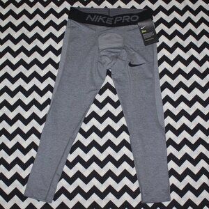 *NWT* Men's Nike Dri-Fit 3/4 Length Grey Training Leggings - Size Small